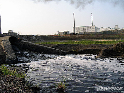 中國，江西九江。某工廠直接排放污水入鄱陽湖。